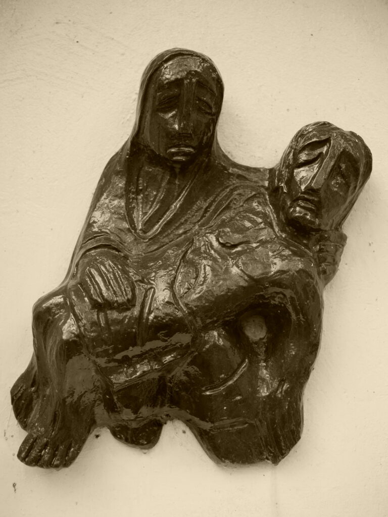 13. Station - Jesus wird vom Kreuz abgenommen und in den Schoß Mariens gelegt
