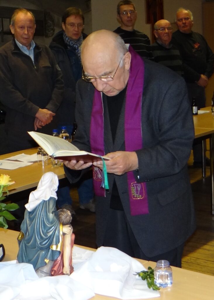 Segnung der neuen Pieta durch Pastor Hubert Sieberichs