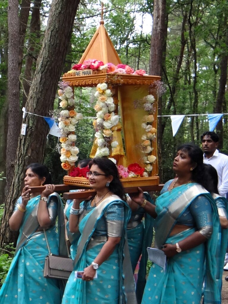 Tamilische Frauen Tragen eine reich geschmückte Marienfigur