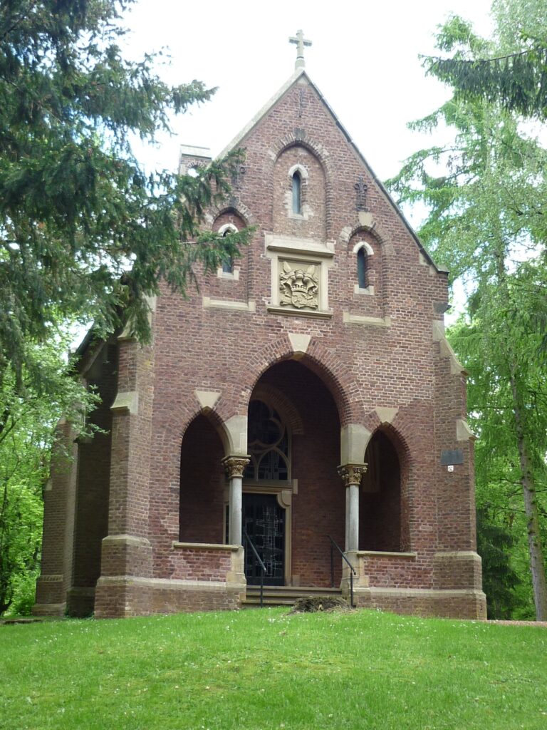 Fassadenansich der neugotischen Friedhofskapelle von 1872